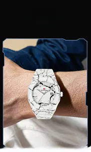 Nahaufnahme der Herrenuhr mit weißem Marmormuster, achteckigem Gehäuse und Datumsanzeige