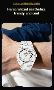 Detail einer weißen Armbanduhr mit markantem schwarzem Marmormuster und Datumsanzeige
