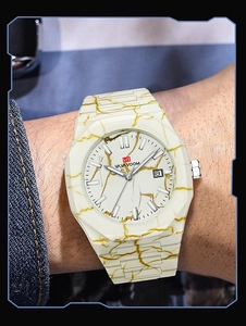 Detailaufnahme des Armbands mit Marmormuster und des Zifferblatts mit Datumsanzeige