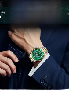 Nahaufnahme der Luxus-Chronographenuhr mit grünem Zifferblatt und Bi-Color Edelstahlarmband