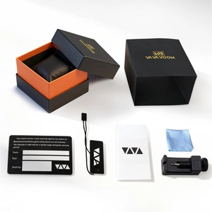 Schwarze und orangefarbene Uhrenbox mit Zubehörset inklusive Reinigungstuch und Werkzeug