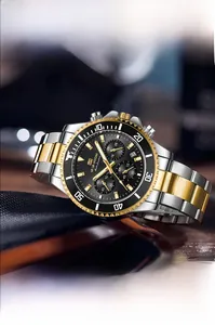 Detailansicht des schwarzen Zifferblatts mit Chronographen-Anzeigen und Leuchtindexen