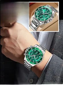 Detail einer grünen Chronographenuhr am Anzugärmel mit Hilfszifferblättern und Lünette
