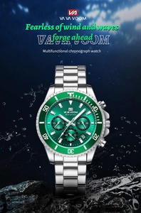 Makroaufnahme der grünen Chronographenuhr unter Wasser mit Blasen und Edelstahl-Finish