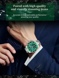 Detail des grünen Chronographenzifferblatts mit Edelstahlarmband an einem Handgelenk