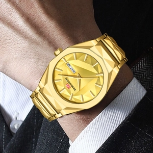 Orologio da uomo in acciaio dorato con vetro a taglio geometrico e display della data