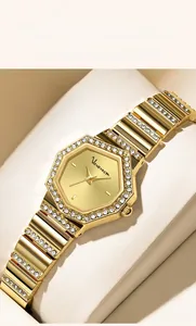 Détail d'une montre à quartz octogonale dorée avec strass sur un coussin beige
