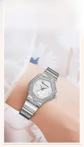 Détail d'une montre carrée argentée pour femme avec lunette strass et cadran nacre