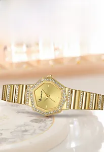 Détail de la montre hexagonale dorée avec cristaux et cadran à texture effet soleil