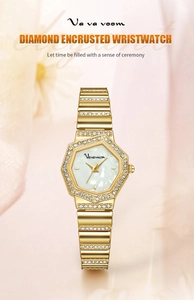 Détails d'une montre carrée dorée avec lunette diamantée et cadran en nacre