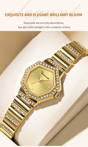 Vue détaillée de la montre octogonale dorée avec strass blancs sur cuir blanc luxe