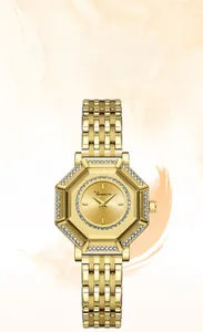 Dettaglio dell'orologio ottagonale dorato con diamanti e cinturino in metallo di lusso