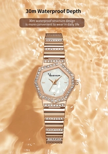 Détail d'une montre de luxe en or rose avec lunette en cristal sur l'eau ondulée