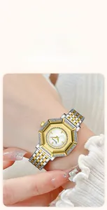 Dettaglio dell'orologio donna ottagonale con lunetta diamantata e quadrante in madreperla