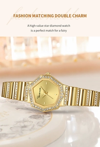 Détail de la montre hexagonale dorée avec diamants étincelants et bracelet en métal poli