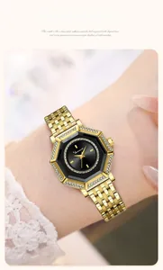 Dettaglio di un orologio al quarzo dorato esagonale con doppia fila di strass luccicanti