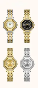 Dettaglio di quattro orologi al quarzo di lusso con lunetta ottagonale incastonata di diamanti