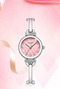 Détail du cadran rose serti de diamants avec bracelet en acier argenté de la montre