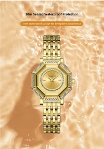 Dettaglio dell'orologio ottagonale dorato da donna con lunetta di strass su fondo a onde d'acqua