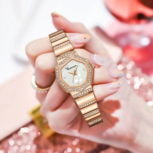Montre élégante en or rose pour femme avec diamants et cadran octogonal en nacre