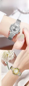 Dettaglio di orologi ottagonali con strass e cinturini in maglia d'argento e d'oro