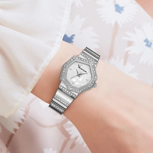 Montre élégante argentée pour femme avec cristaux et cadran blanc en nacre