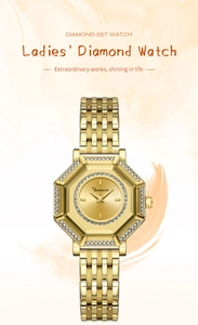 Dettaglio dell'orologio ottagonale dorato con lunetta di diamanti e quadrante raffinato