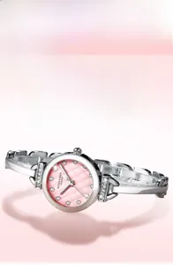 Détails du cadran rose à motif de losanges et des cornes serties de strass sur la montre