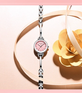 Détail du cadran rose serti de diamants avec bracelet chaîne en argent pour cette montre