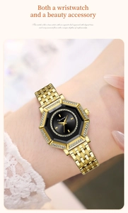 Primo piano di un orologio da donna esagonale in oro con lunetta di diamanti e quadrante nero
