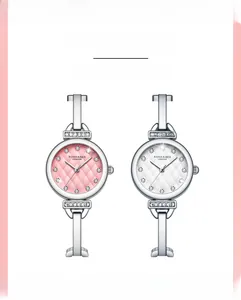 Détail du cadran de montre ROSE&BEE avec index strass et motif de diamant gravé