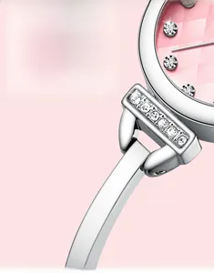 Détail d'une montre élégante à cadran rose, index diamant et bracelet à maillons