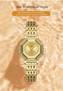 Dettaglio dell'orologio ottagonale dorato con lunetta di diamanti su fondo ondulato