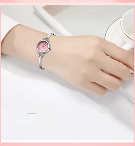 Montre femme élégante avec cadran matelassé rose et index diamants sur bracelet argent