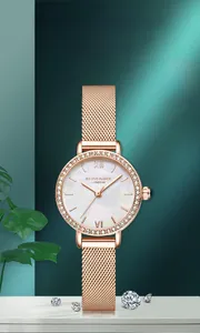 Vue détaillée de la montre femme or rose avec lunette diamantée et bracelet en maille milanaise