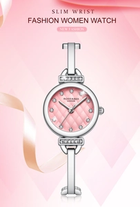 Détail du cadran rose à diamants et du bracelet métallique argenté de cette montre femme