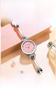 Montre rose pour femme sertie de diamants avec bracelet argenté et coffret à bijoux