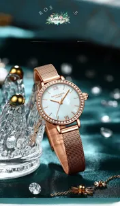 Détails d'une montre pour femme en or rose avec lunette en cristal et cadran en nacre