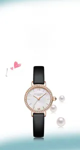 Détail de montre femme avec lunette en cristal, cadran en nacre et bracelet en cuir noir