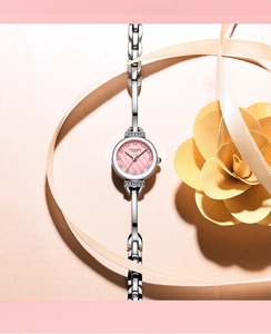 Détail du cadran rose matelassé avec index en cristaux sur montre bracelet argentée