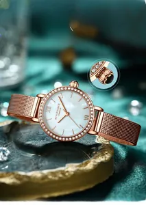 Détails d'une montre en or rose avec lunette sertie de diamants et cadran blanc élégant