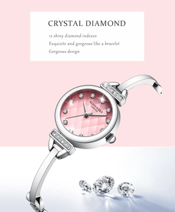 Détail macro du cadran rose texturé avec 12 index en diamant cristal sur montre argentée
