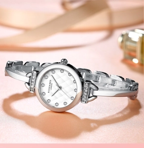 Détails de la montre pour femme en argent avec cadran en diamant et texture treillis