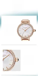 Vue détaillée de la montre en or rose avec lunette en cristal et cadran en nacre