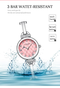 Montre femme étanche avec cadran rose et diamants dans l'eau pour test de 3BAR