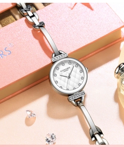 Détails de montre argentée pour femme avec index en cristal et cadran à texture matelassée
