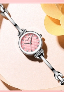 Détails d'une montre à quartz argentée avec cadran rose et bracelet en strass