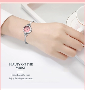 Montre élégante pour femme avec cadran rose et bracelet en métal argenté à strass