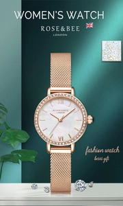 Élégante montre femme en maille or rose sur podium blanc avec fond vert émeraude