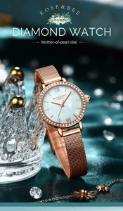 Détail de la montre luxe Rose & Bee avec bracelet maille or rose et lunette cristal